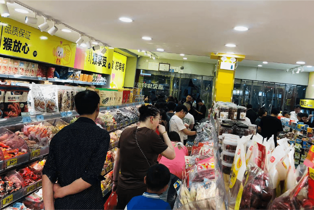 新式复合零售出圈，潮玩 + 量贩零食完胜传统便利店(图1)